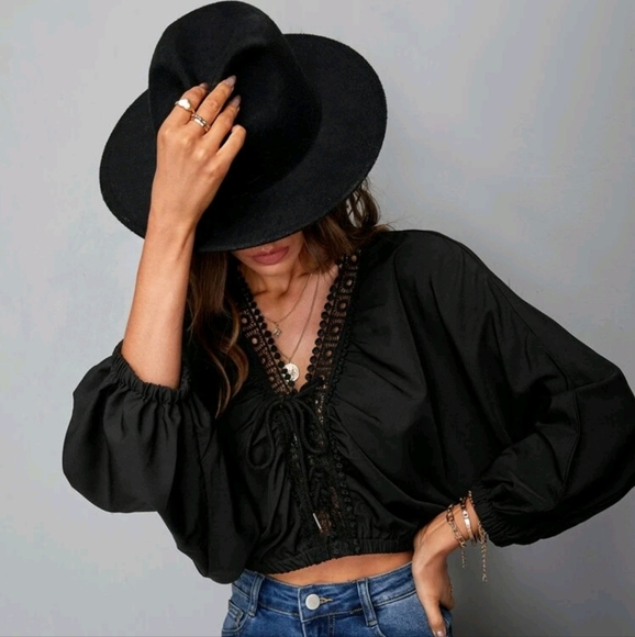 SHEIN Tops - Long sleeved crop top 🖤